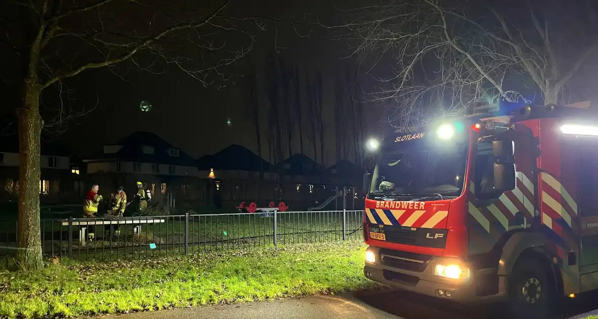 Brandweer dooft brandende kerstbomen - Foto 4