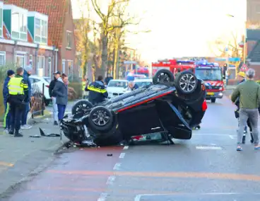 Automobilist klapt op lantaarnpaal en belandt op zijn kop