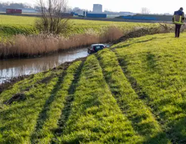 Automobilist verliest macht over het stuur en belandt in het water