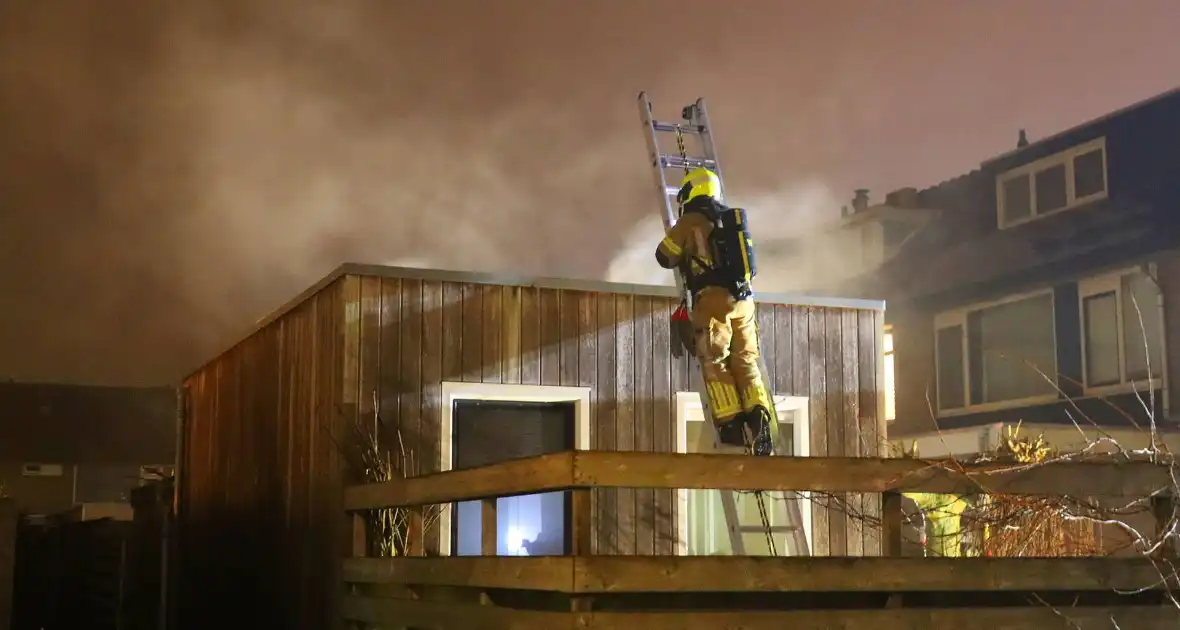 Brandweer schaalt op voor brand in schuur - Foto 1