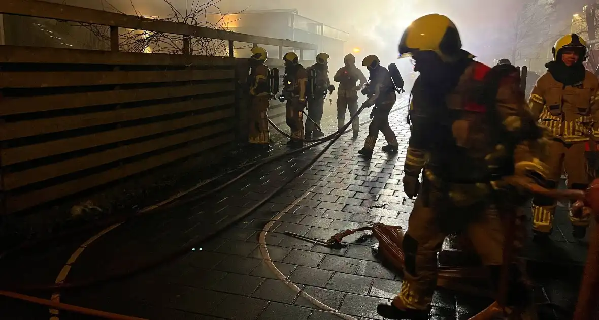Brandweer schaalt op voor brand in schuur - Foto 2