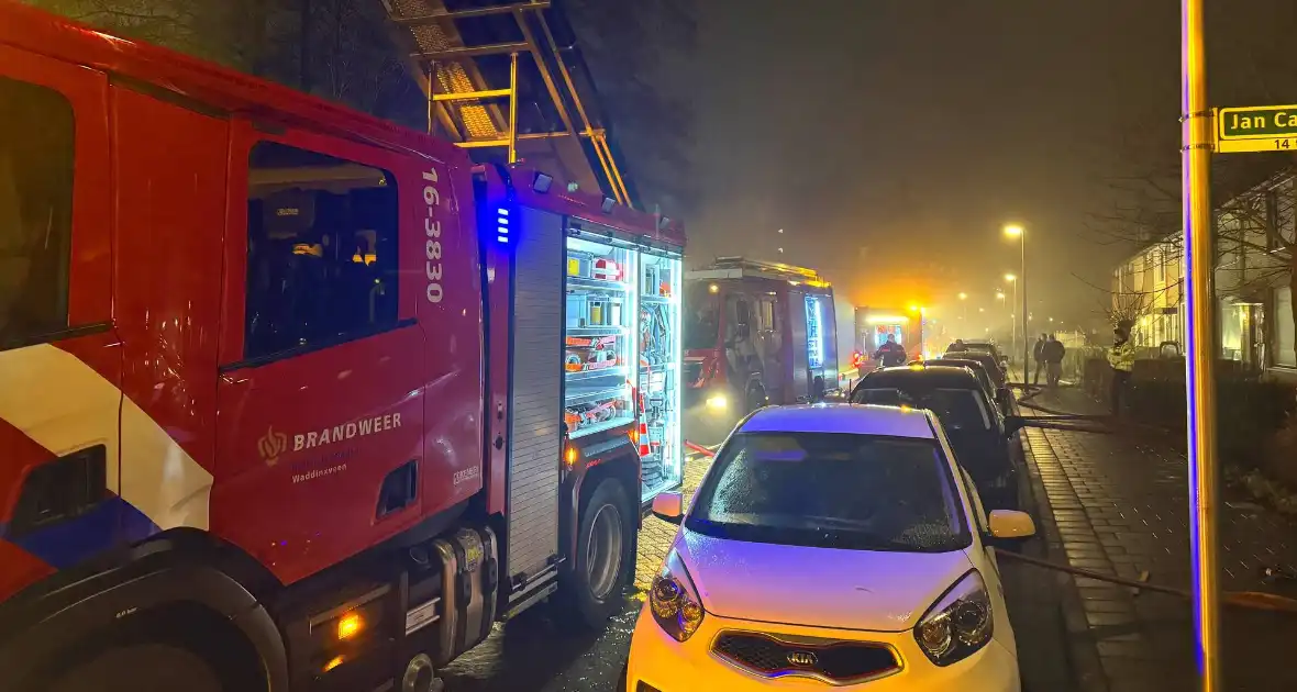 Brandweer schaalt op voor brand in schuur - Foto 3