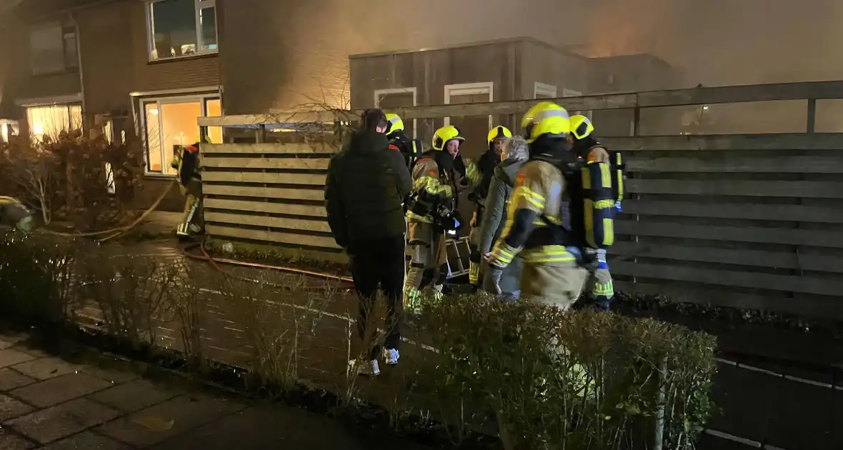 Brandweer schaalt op voor brand in schuur - Foto 5
