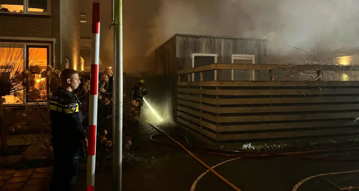 Brandweer schaalt op voor brand in schuur - Foto 6