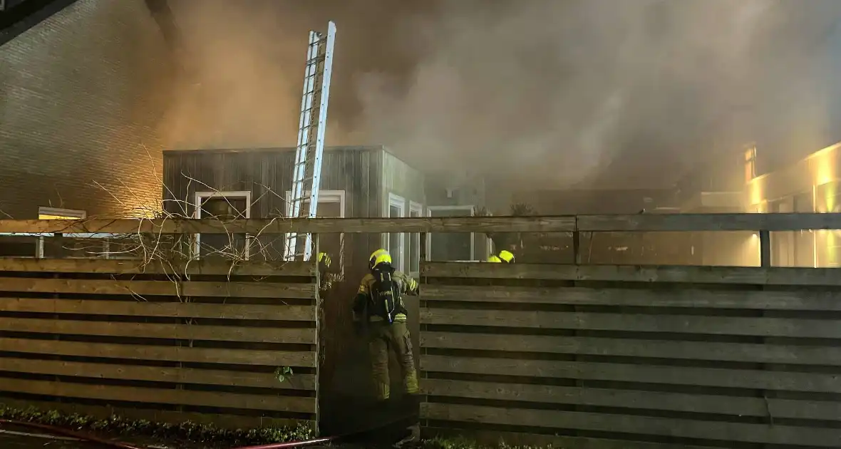 Brandweer schaalt op voor brand in schuur - Foto 7