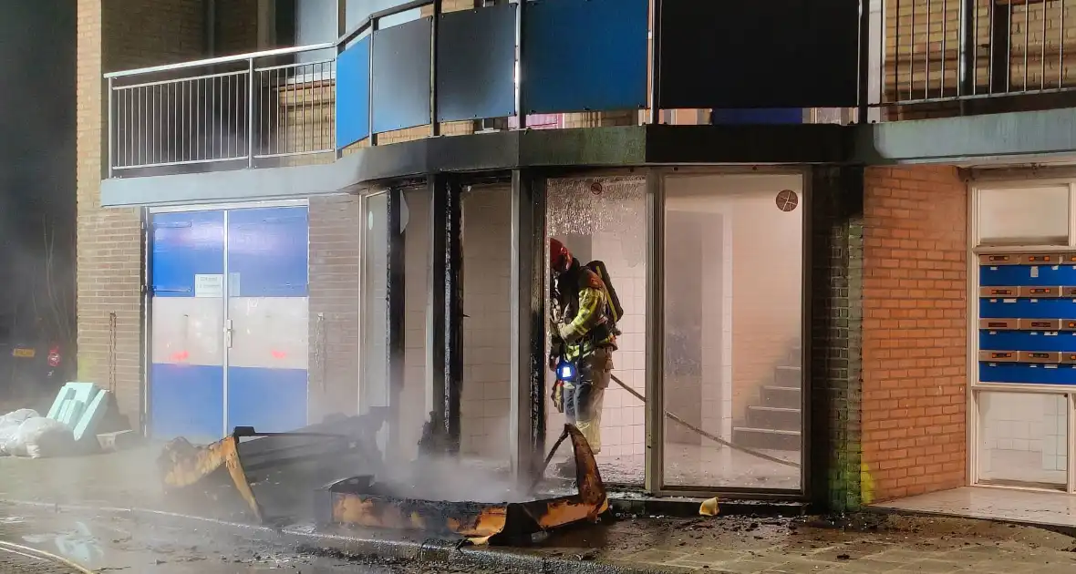 Flat vol rook na gebarsten ruiten door brand