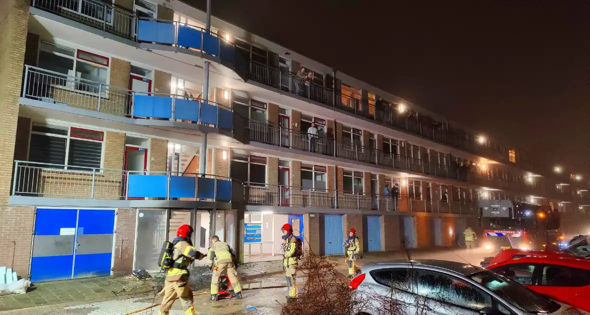 Flat vol rook na gebarsten ruiten door brand - Foto 1