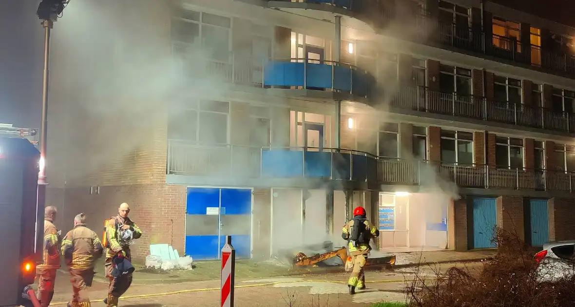 Flat vol rook na gebarsten ruiten door brand - Foto 2