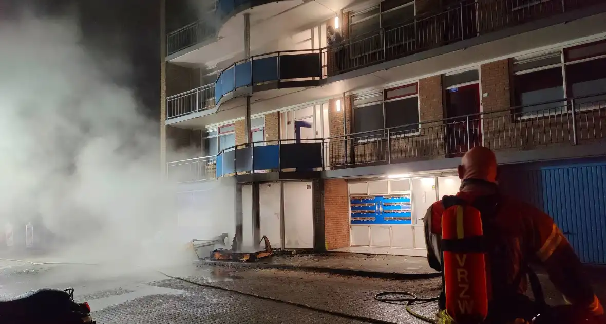 Flat vol rook na gebarsten ruiten door brand - Foto 3