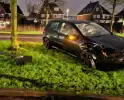 Auto vliegt uit de bocht en rijdt lichtmast uit de grond