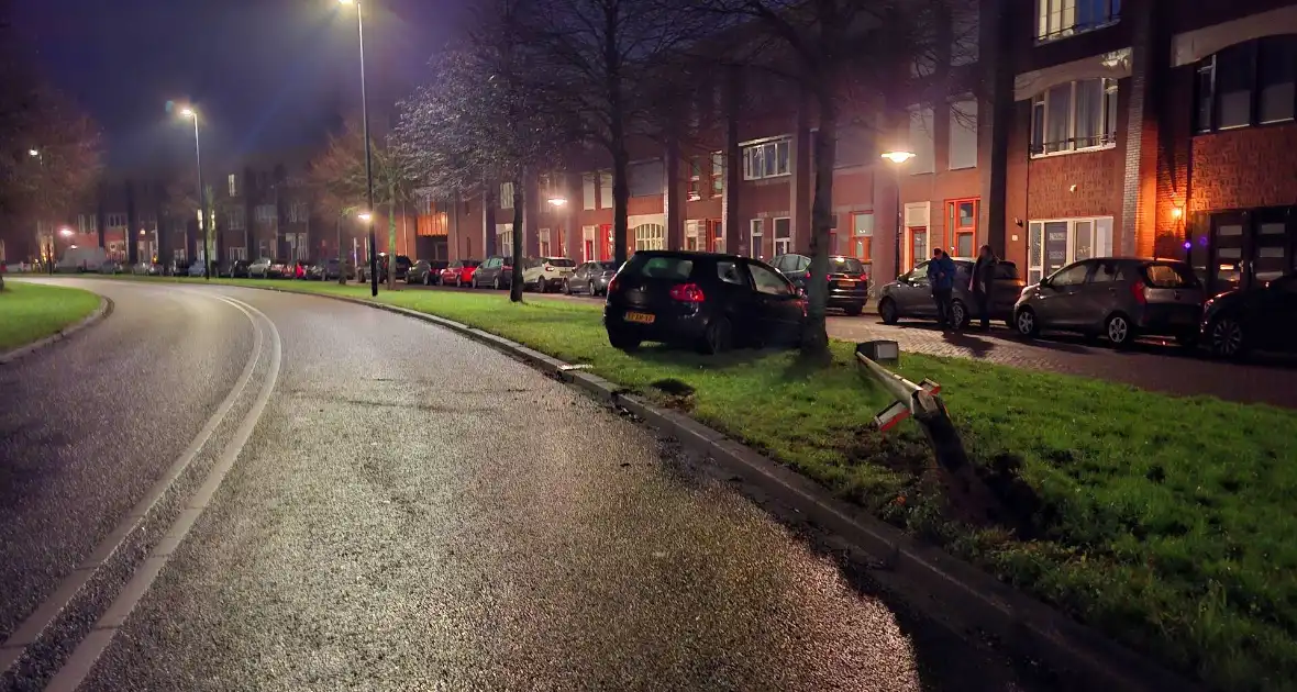 Auto vliegt uit de bocht en rijdt lichtmast uit de grond - Foto 1
