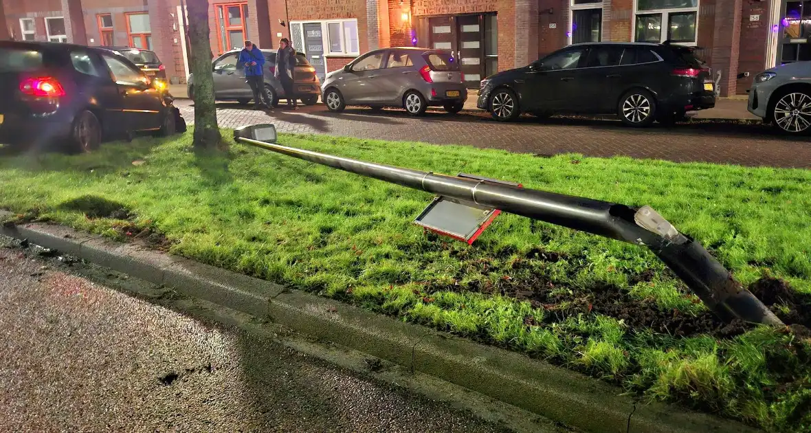 Auto vliegt uit de bocht en rijdt lichtmast uit de grond - Foto 2