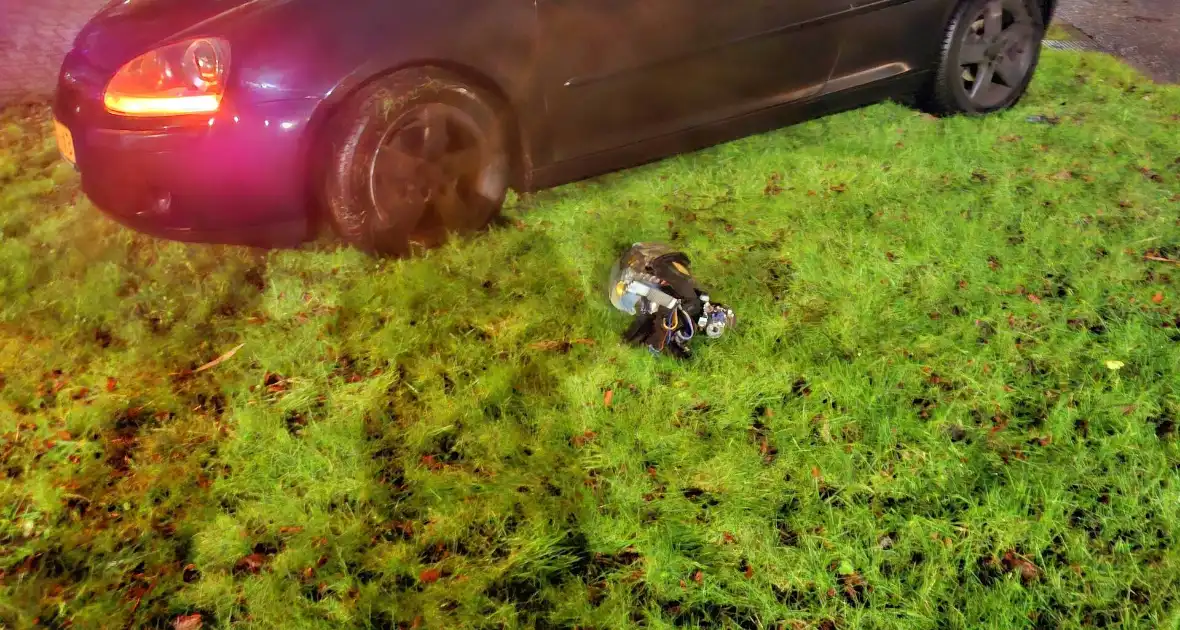 Auto vliegt uit de bocht en rijdt lichtmast uit de grond - Foto 3