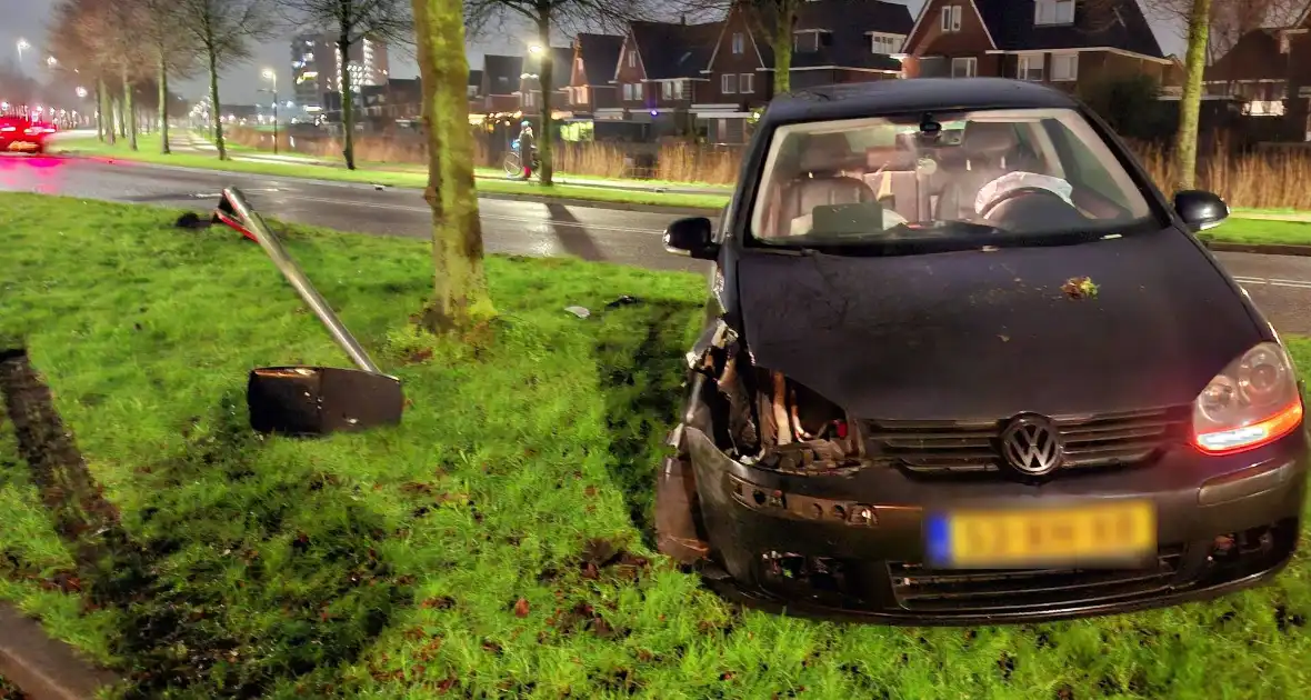 Auto vliegt uit de bocht en rijdt lichtmast uit de grond - Foto 4