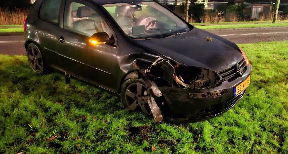 Auto vliegt uit de bocht en rijdt lichtmast uit de grond - Foto 5