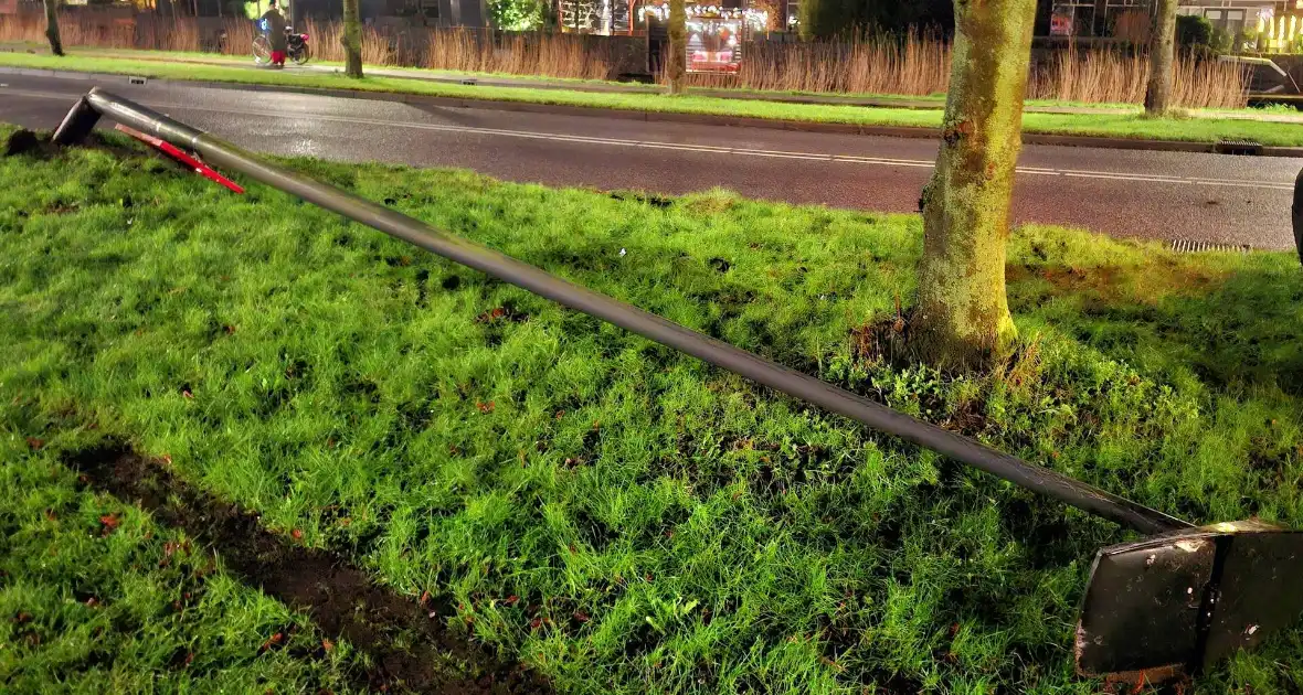 Auto vliegt uit de bocht en rijdt lichtmast uit de grond - Foto 6
