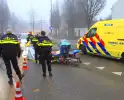 Motorrijder hard onderuit na rem actie fietsende schooljeugd