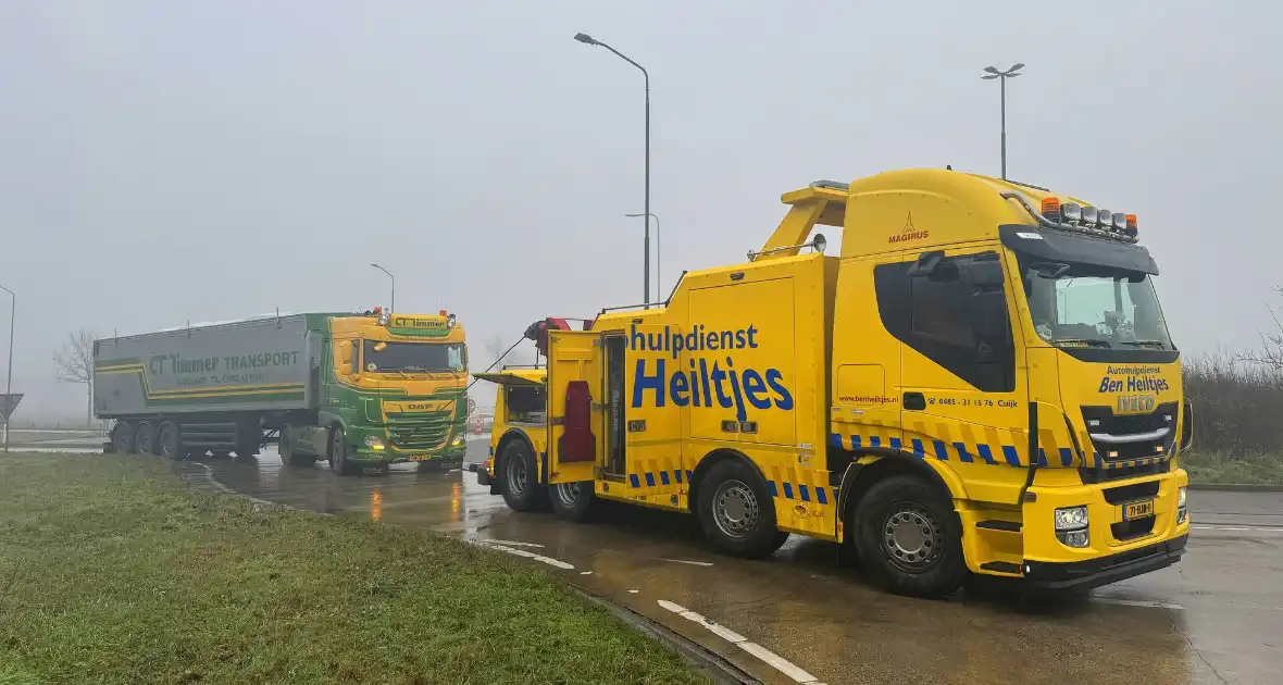 Vrachtwagen blokkeert rotonde en veroorzaakt verkeershinder