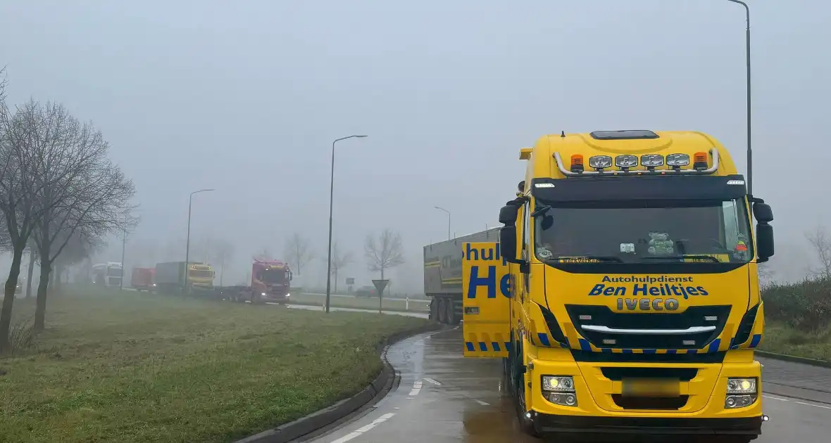 Vrachtwagen blokkeert rotonde en veroorzaakt verkeershinder - Foto 1