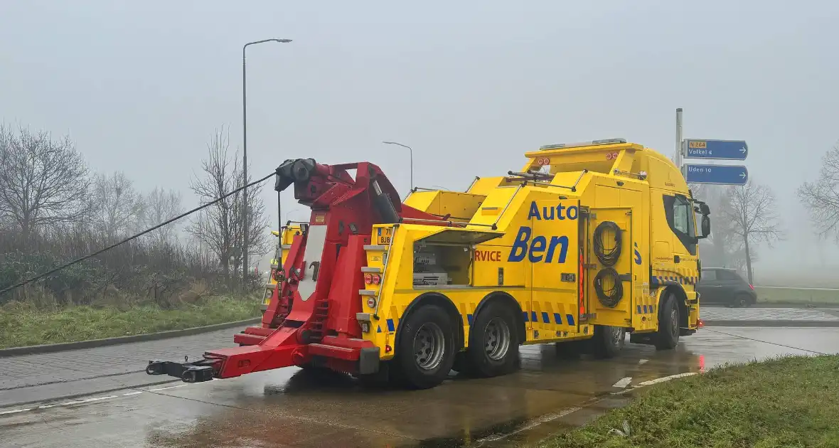 Vrachtwagen blokkeert rotonde en veroorzaakt verkeershinder - Foto 2
