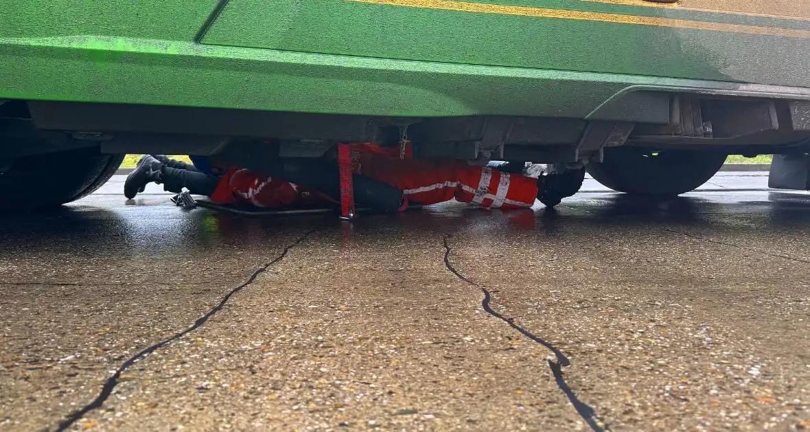 Vrachtwagen blokkeert rotonde en veroorzaakt verkeershinder - Foto 3