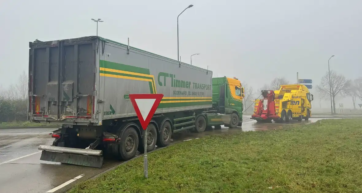 Vrachtwagen blokkeert rotonde en veroorzaakt verkeershinder - Foto 4