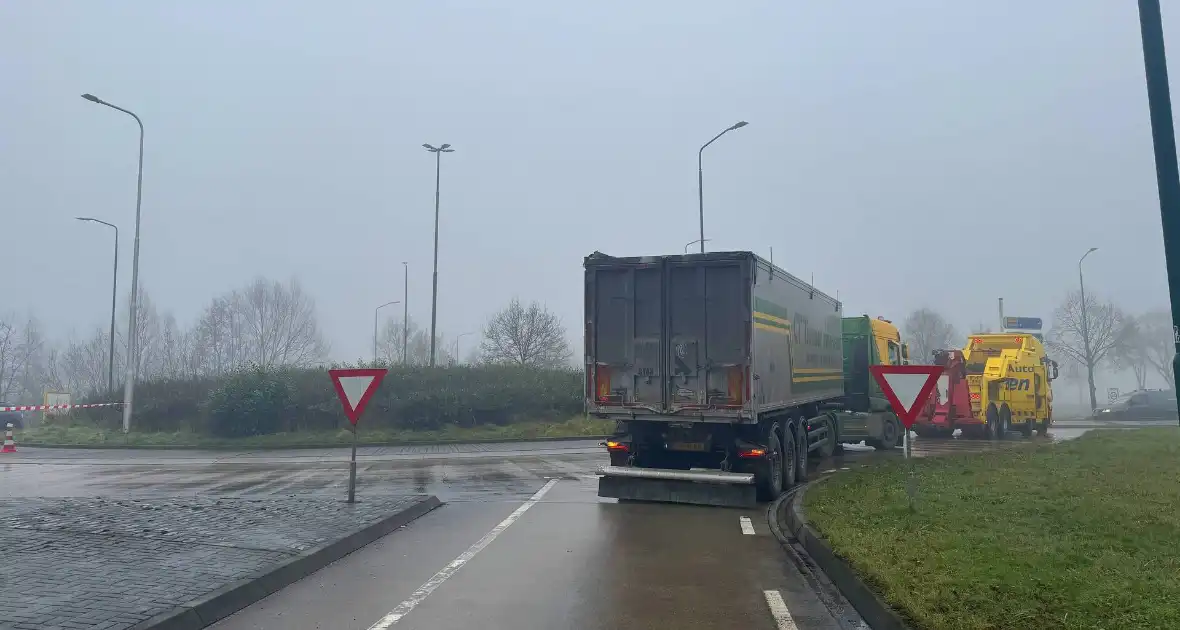 Vrachtwagen blokkeert rotonde en veroorzaakt verkeershinder - Foto 5
