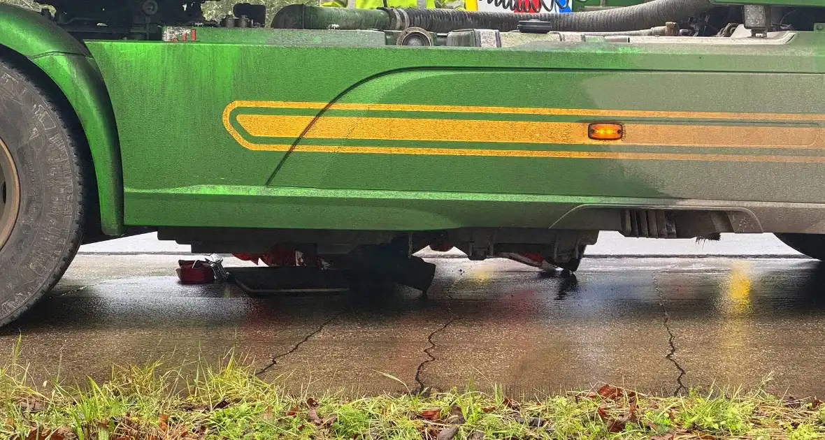 Vrachtwagen blokkeert rotonde en veroorzaakt verkeershinder - Foto 6