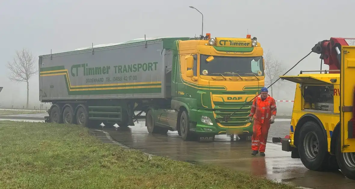 Vrachtwagen blokkeert rotonde en veroorzaakt verkeershinder - Foto 7