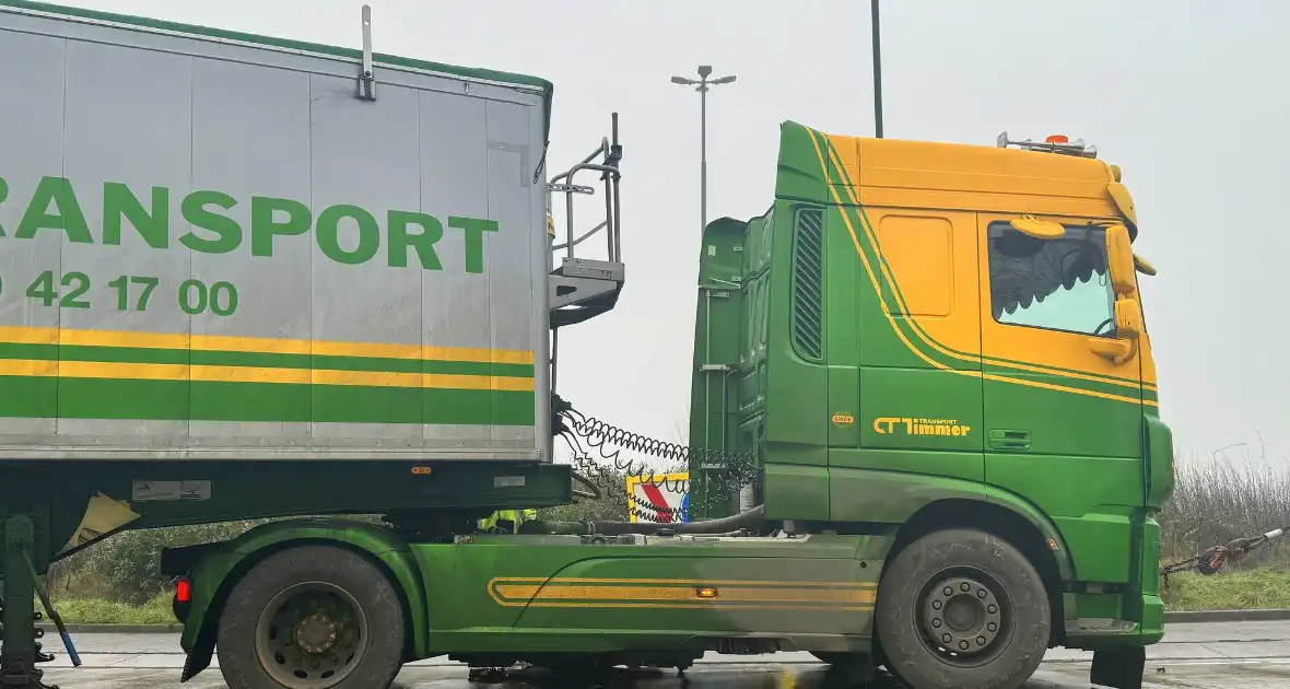 Vrachtwagen blokkeert rotonde en veroorzaakt verkeershinder - Foto 8