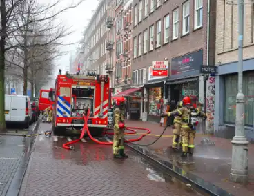 Brandweer haalt zwaargewond persoon uit brandend appartement