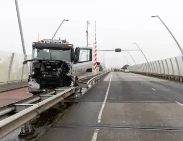 Forse schade na botsing met vrachtwagen