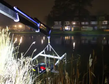 Vergeten handrem laat auto het water in rollen