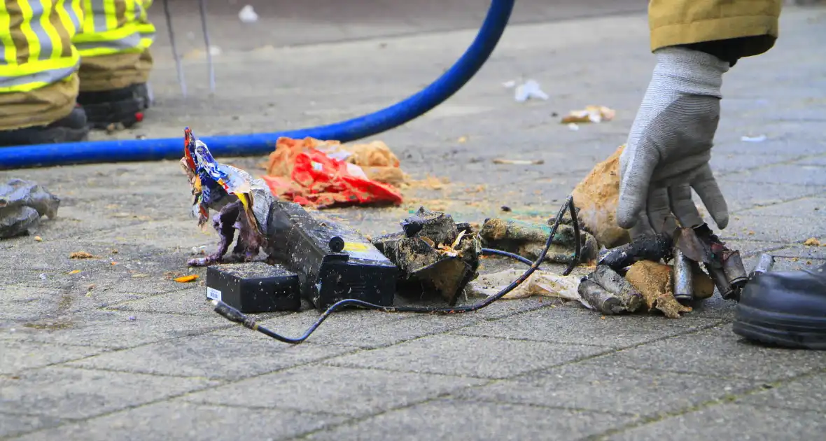Vuilnis vat vlam in vuilniswagen - Foto 1