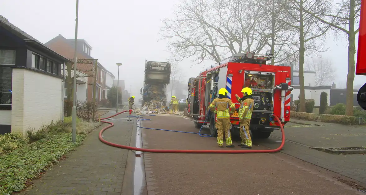 Vuilnis vat vlam in vuilniswagen - Foto 2