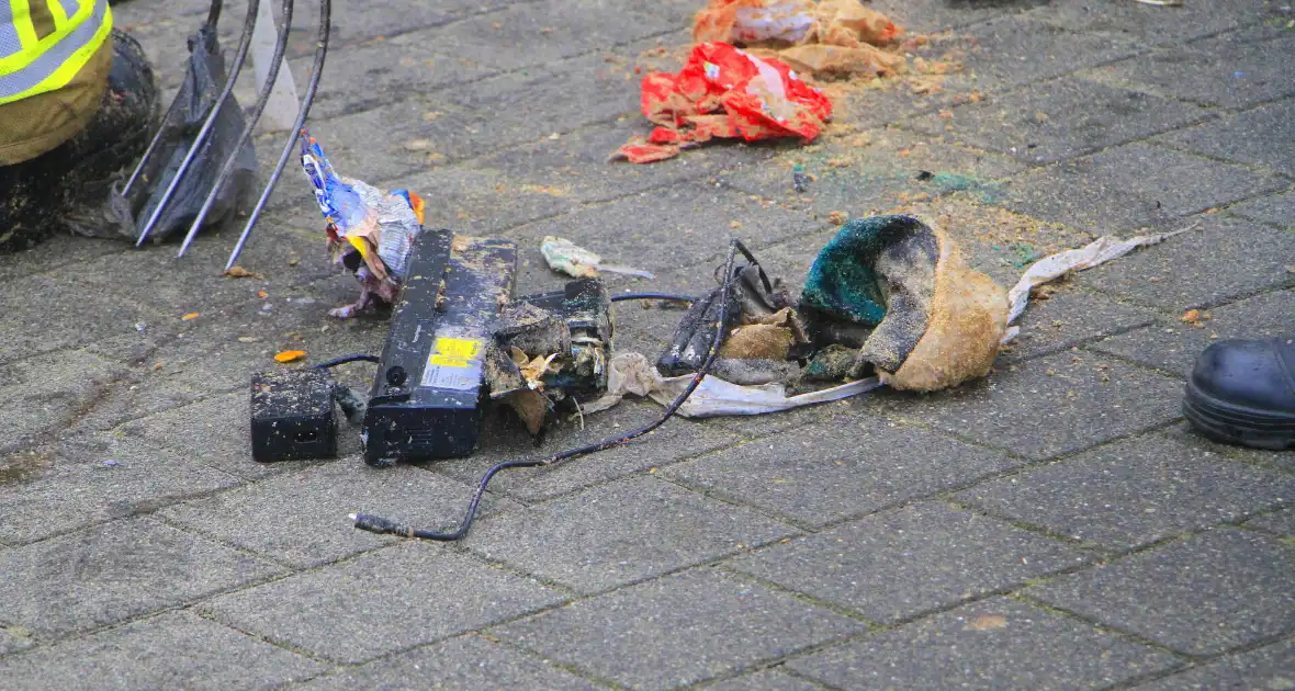 Vuilnis vat vlam in vuilniswagen - Foto 7