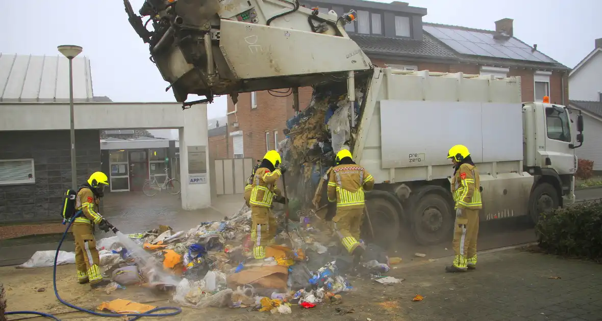Vuilnis vat vlam in vuilniswagen - Foto 8