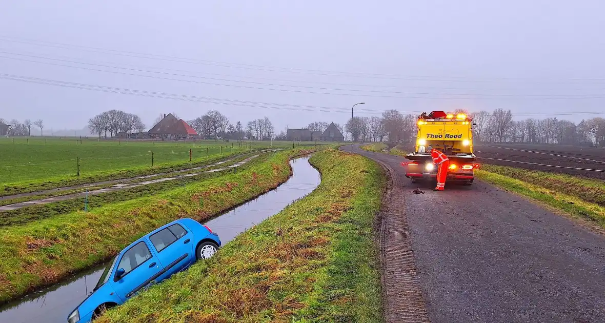 Auto te water door modderig wegdek - Foto 10