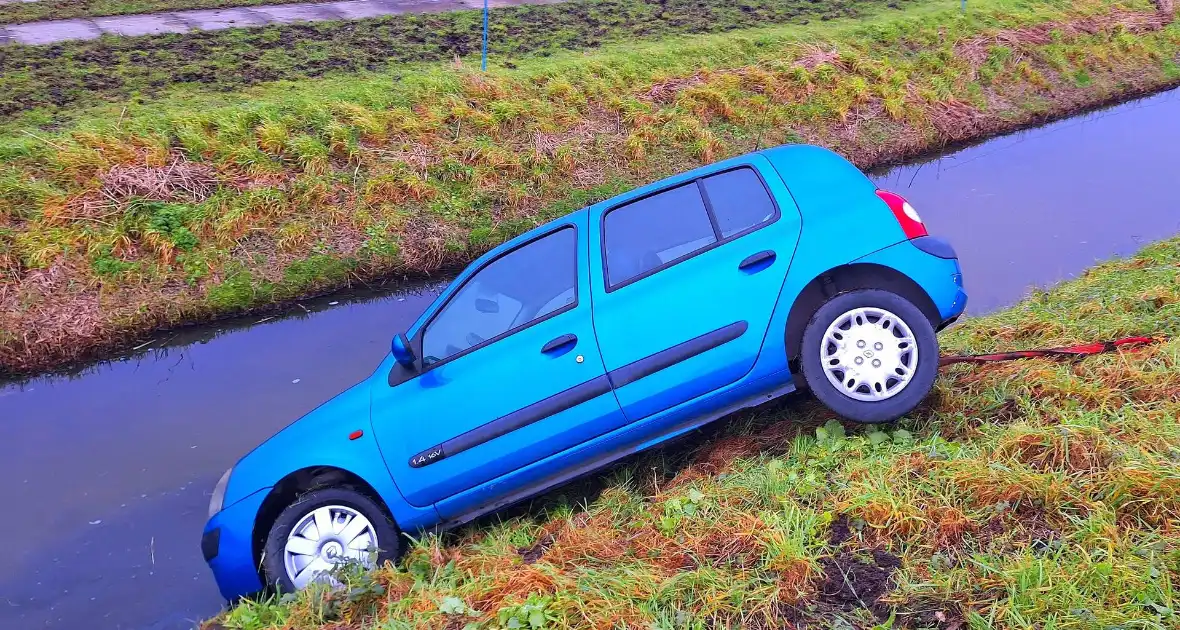 Auto te water door modderig wegdek - Foto 2