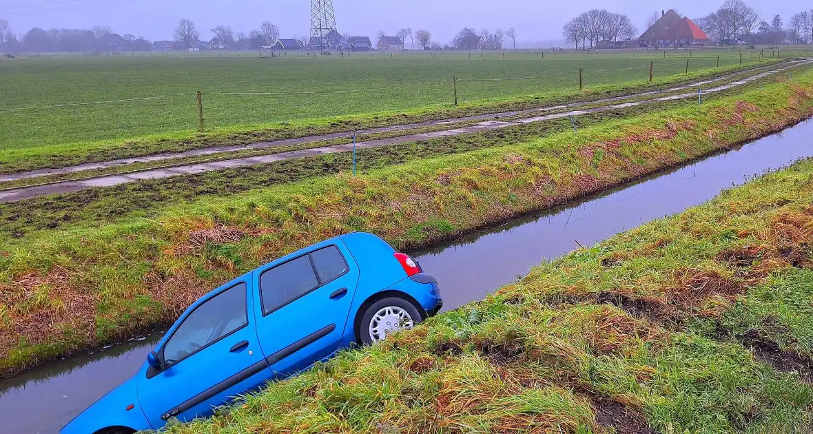 Auto te water door modderig wegdek - Foto 3