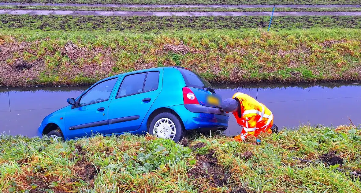 Auto te water door modderig wegdek - Foto 4