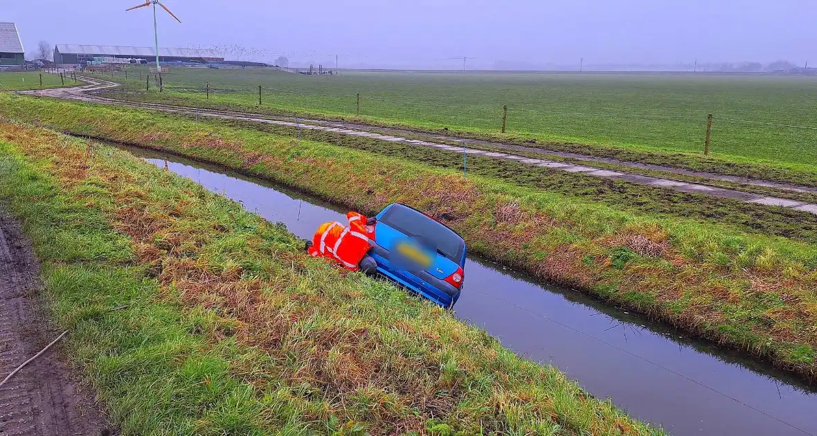Auto te water door modderig wegdek - Foto 5