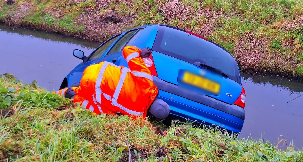 Auto te water door modderig wegdek - Foto 6