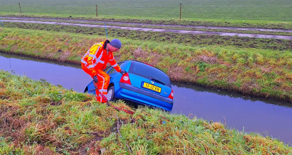 Auto te water door modderig wegdek - Foto 7