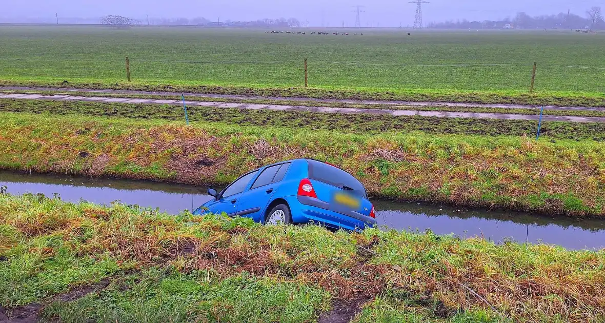 Auto te water door modderig wegdek - Foto 8