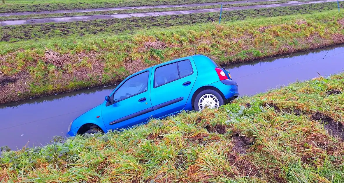 Auto te water door modderig wegdek - Foto 9