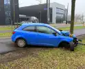 Auto knalt tegen boom in bocht