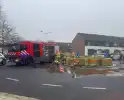 Brandweer reinigt vervuild wegdek