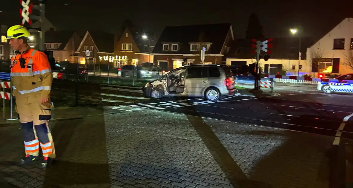Auto geramd door trein op spoorwegovergang