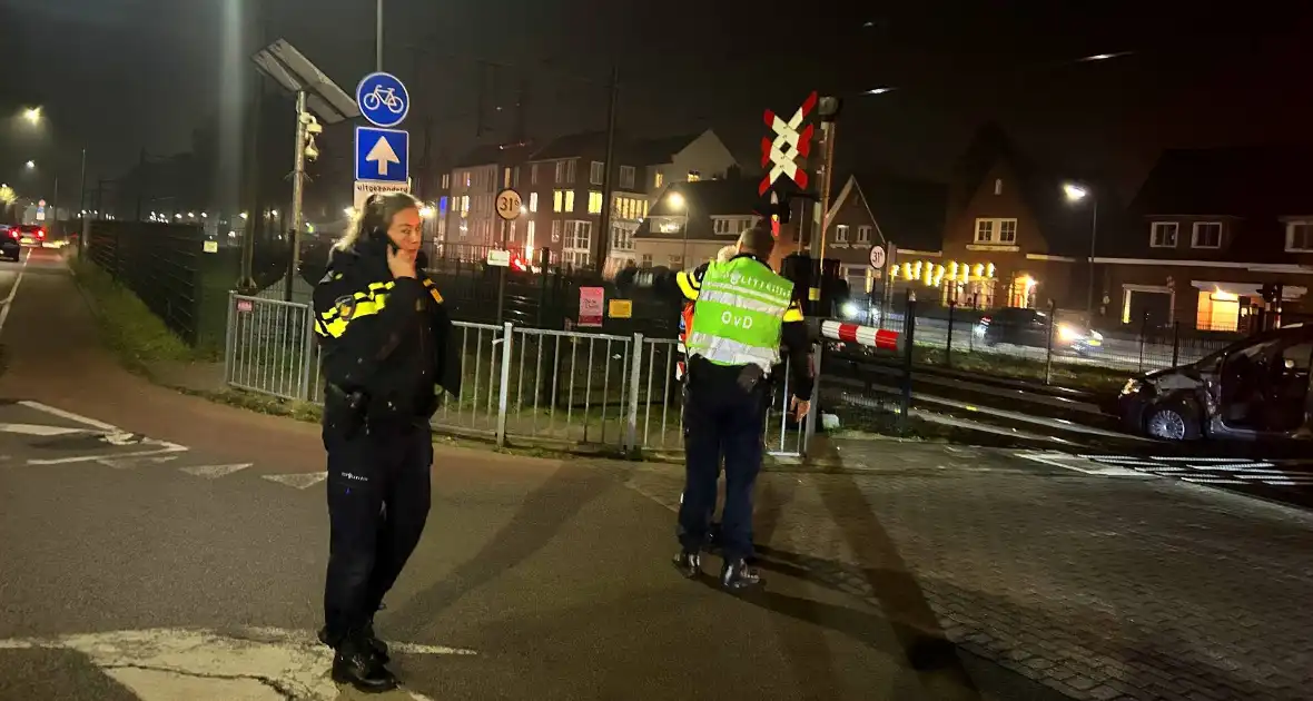 Auto geramd door trein op spoorwegovergang - Foto 1